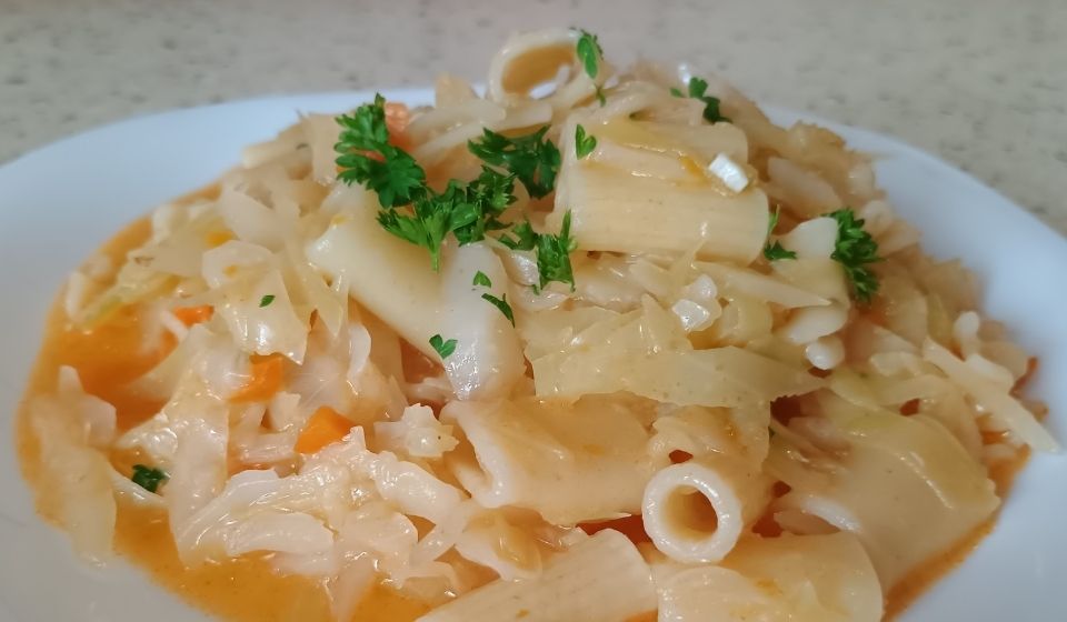 Výborné pikantní těstoviny PASTA MISTA se zelím - servírované na talíři.